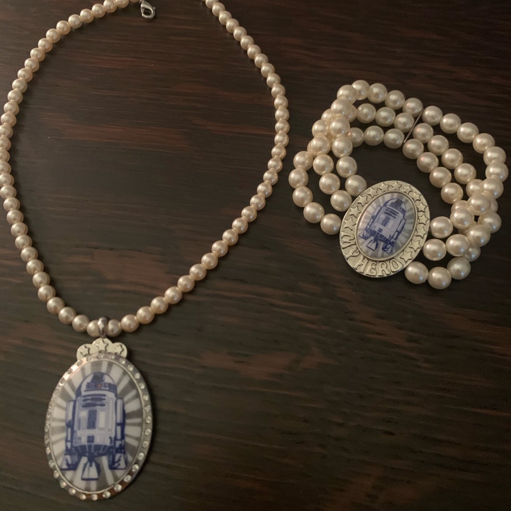 HER UNIVERSE Star Wars pearl necklace & bracelet